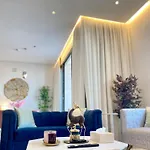 Spacious New 2 Bedroom Apt-In Amazing Location B6